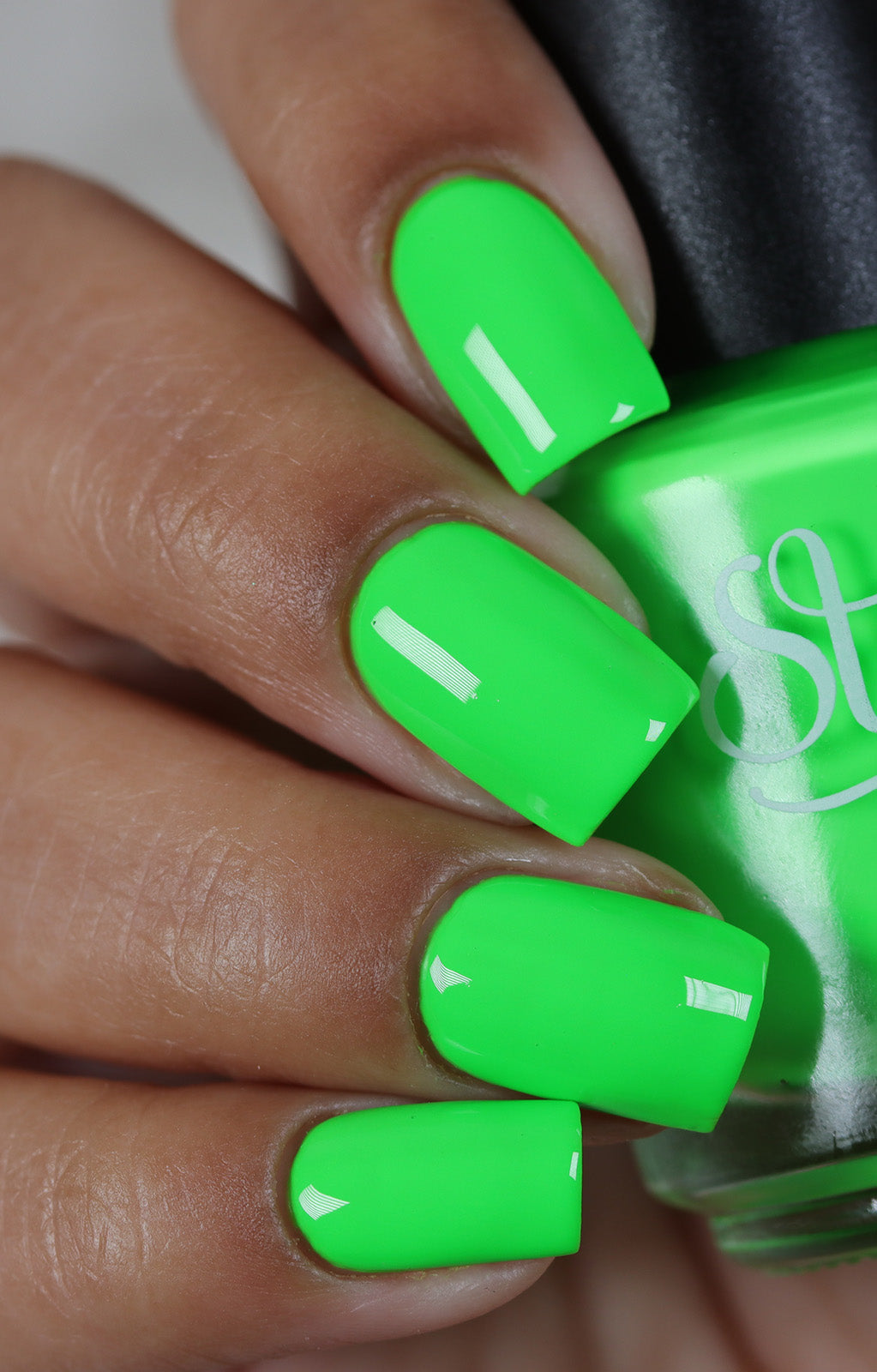 Green neon nail art design | Neon green nails, Neon nails, Green nails